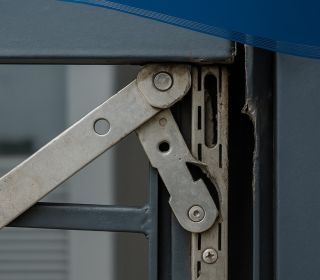 Cửa sắt bị lệch bản lề: Cách nhận biết và sửa chữa đúng cách