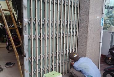 Các dấu hiệu nhận biết cửa sắt bị hỏng và khi nào nên gọi thợ sửa