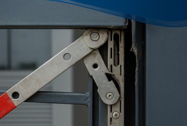Cửa sắt bị lệch bản lề: Cách nhận biết và sửa chữa đúng cách