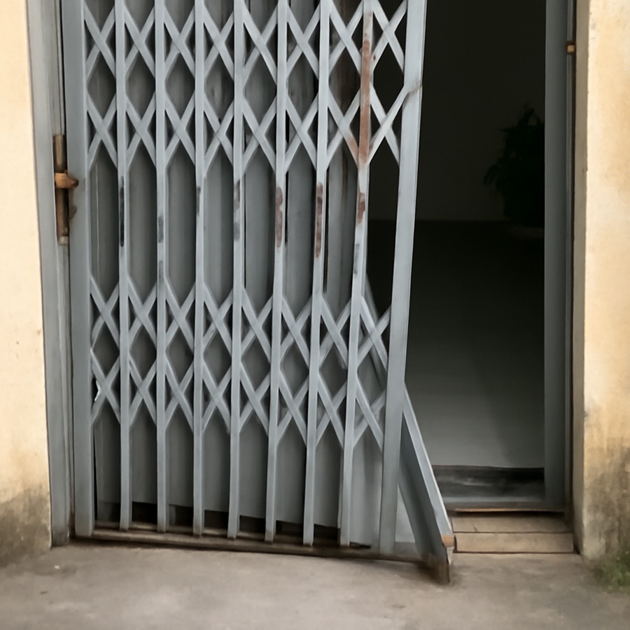 cửa sắt bị kẹt