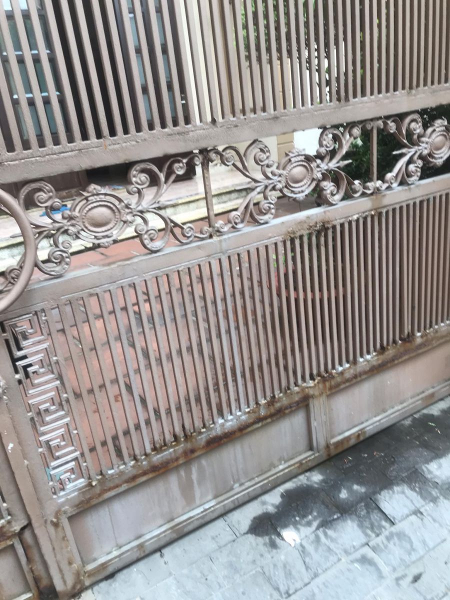 cửa cổng sắt bị kẹt