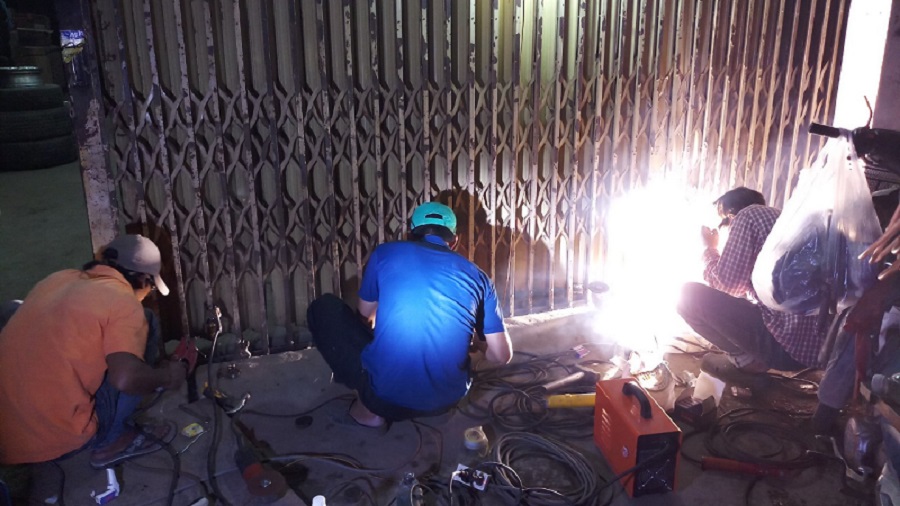 Thợ sửa cửa sắt tại nhà