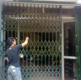 Sửa cửa kéo thay bánh xe tại nhà