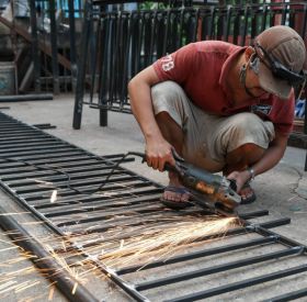 Sửa cửa sắt Hốc Môn