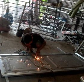 Thợ sửa cửa sắt tại nhà