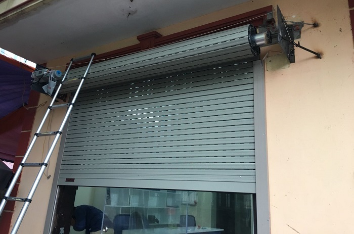 cửa cuốn không lên xuống duoc