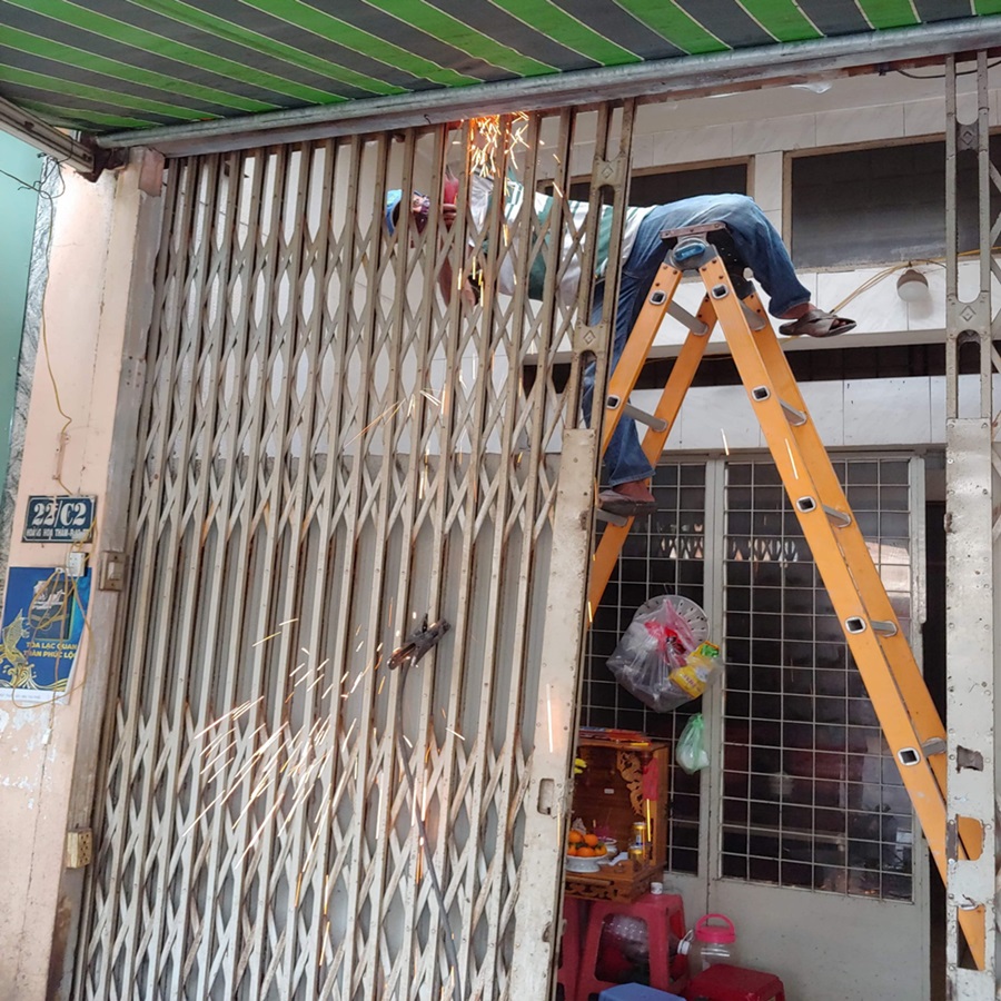 thợ sửa cửa sắt